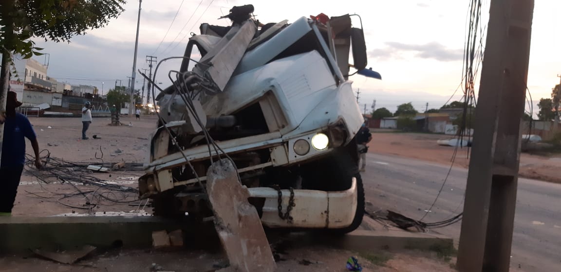 Caminhão derruba rede elétrica na zona Sul de Teresina